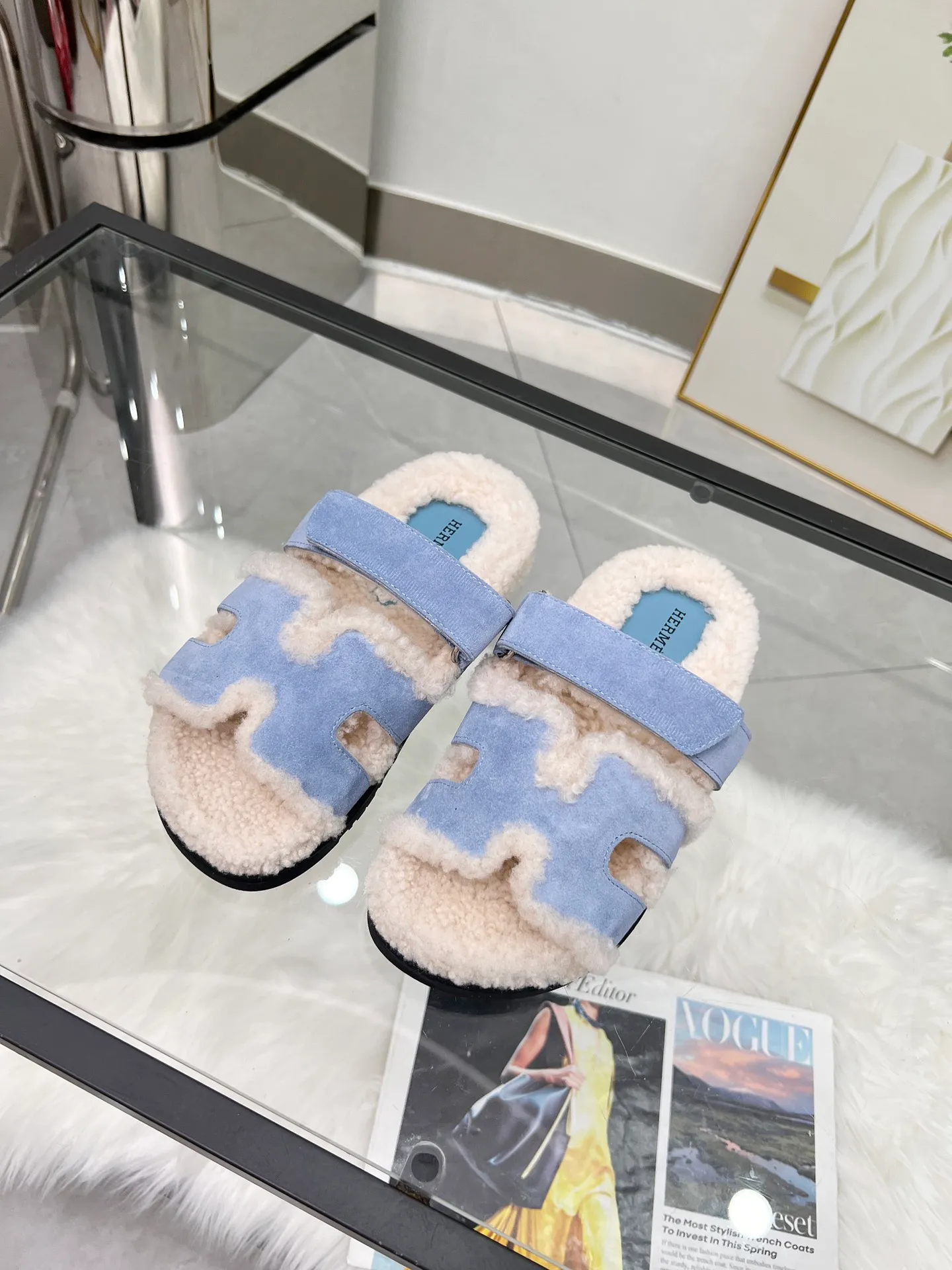 👟👟Ex-factory price 440👟👟 🌸[HERMES] My horse’s classic hot style second uncle🐑wool slippers🆕 are now available. A must-have item for autumn and winter ✅ Versatile and fashionable at home and out on the street 🍀The colors are extremely colorful! Walking Tuscany! TPR non-slip outsole is super light ️ Super comfortable on the feet without any sense of restraint I can’t stop drinking coffee ☕ My second uncle can’t take it off Color: maroon sand color light gray haze blue leather surface black code number: 35-40 (41 customized, non-returnable) Factory ready supply